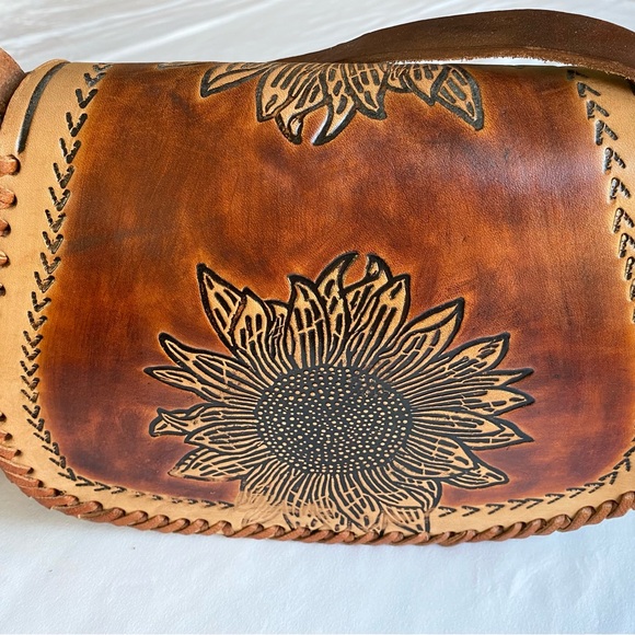 Hand tooled leather purse from Cozumel. - Picture 5 of 6